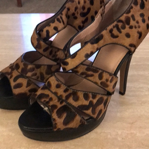 Vince Camuto leopard print heels - Picture 2 of 4